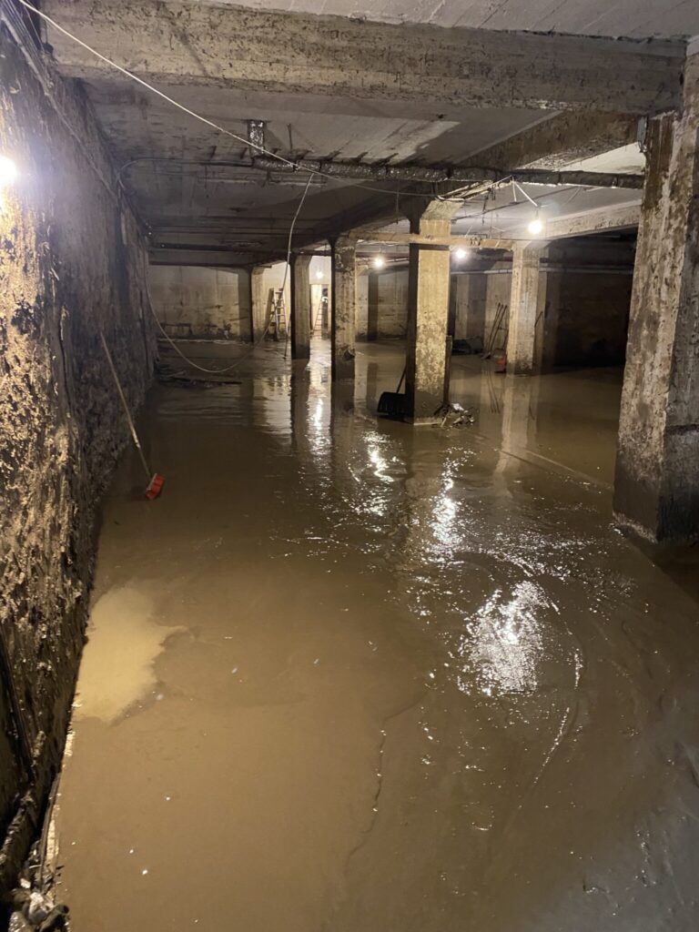 Eine durch Rückstau überflutete Tiefgarage